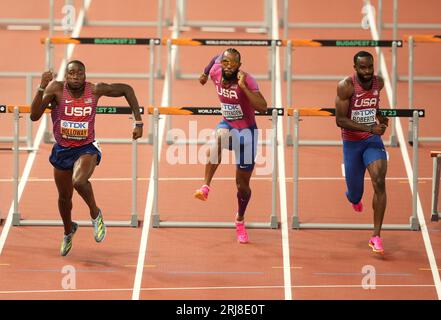 L'américain Grant Holloway (à gauche) remporte le 110m haies masculin lors de la troisième journée des Championnats du monde d'athlétisme à Budapest, en Hongrie. Date de la photo : lundi 21 août 2023. Banque D'Images