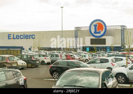 Saint-Marseille, France, 28 avril 2023 : une grande chaîne de magasins E.Leclerc, à côté d'un grand parking. Banque D'Images