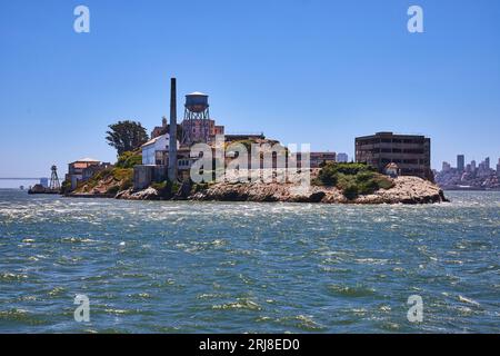 Vue rapprochée du côté est de l'île d'Alcatraz sur une journée d'été lumineuse avec un ciel bleu clair Banque D'Images