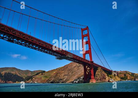 Vue de dessous et de côté du Golden Gate Bridge avec les eaux agitées de la baie de San Francisco Banque D'Images