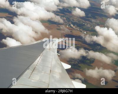 Aile d'avion vue de la fenêtre de l'avion au-dessus de la France Banque D'Images