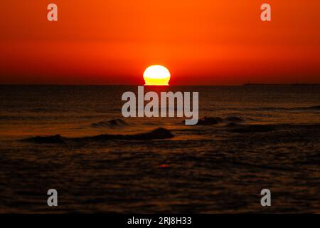 Dzwirzyno, Wroclaw, Pologne. 21 août 2023. Les résidents polonais qui passent leurs vacances au bord de la mer polonaise se réjouissent des levers et couchers de soleil. (Image de crédit : © Krzysztof Zatycki/ZUMA Press Wire) USAGE ÉDITORIAL SEULEMENT! Non destiné à UN USAGE commercial ! Banque D'Images