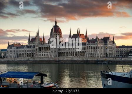 Coucher de soleil doux sur le bâtiment du Parlement hongrois sur le Danube à Budapest, Hongrie. Banque D'Images