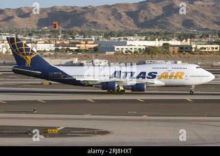 Un vol charter Boeing 747 d'Atlas Air atterrit à l'aéroport Sky Harbor de Phoenix. Cet avion amenait les Broncos de Denver à Phoenix pour un match de la NFL. Banque D'Images
