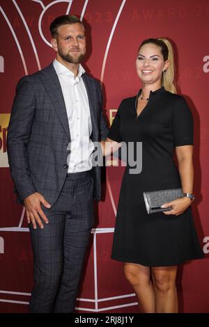 Hambourg, Allemagne. 21 août 2023. Niclas Füllkrug, footballeur, et son épouse Lisa Füllkrug arrivent à la cérémonie du « Sport Bild Award 2023 » au Fischauktionshallen. Crédit : Christian Charisius/dpa/Alamy Live News Banque D'Images