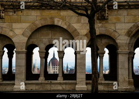 Parlement hongrois et bastion des pêcheurs à Budapest, Hongrie. Banque D'Images