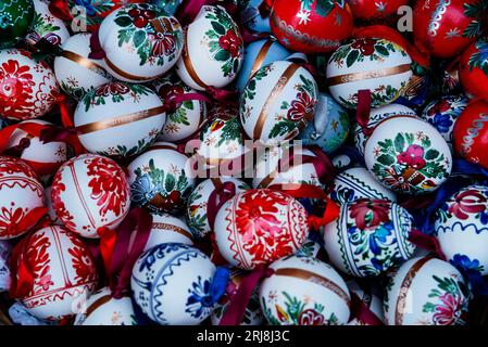 Ornements d'oeufs en bois peints à la main à Budapest, Hongrie. Banque D'Images