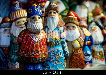 Sculpté à la main et peint le père noël à vendre à la Grande halle de marché à Budapest, Hongrie. Banque D'Images