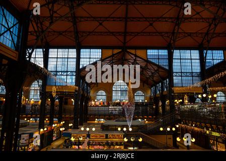 Grande halle de marché à Budapest, Hongrie. Banque D'Images