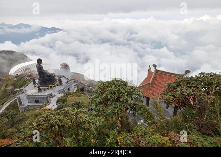 Vue aérienne des temples sur le sommet de Phan Xi Pang (Fansipan) dans la province de Lào Cai au Vietnam Banque D'Images