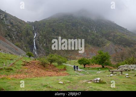 Sentier menant aux chutes d'Aber une caractéristique spectaculaire sur le bord des montagnes Carneddau dans le nord du pays de Galles. Banque D'Images