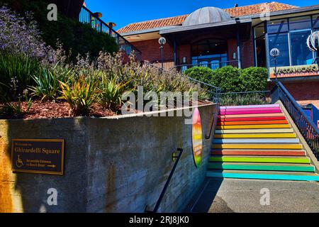 Panneau de bienvenue pour la place Ghirardelli et escalier coloré animé menant à la place Banque D'Images