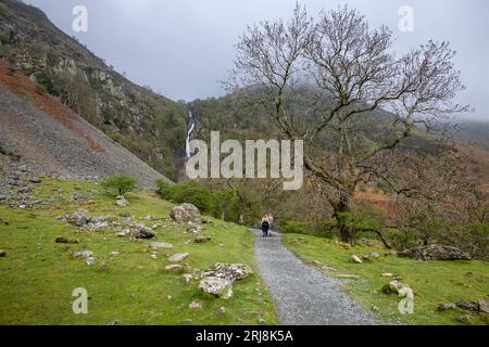 Sentier menant aux chutes d'Aber une caractéristique spectaculaire sur le bord des montagnes Carneddau dans le nord du pays de Galles. Banque D'Images