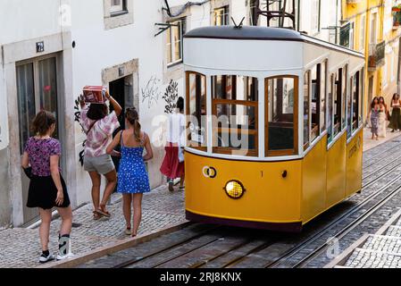 LISBONNE PORTUGAL ; 08/21/2023, vue de l'Elevador da Bica, ou Ascensor de Bica, est un funiculaire situé sur la Rua da Bica à Belo Duarte à Lisbonne Banque D'Images