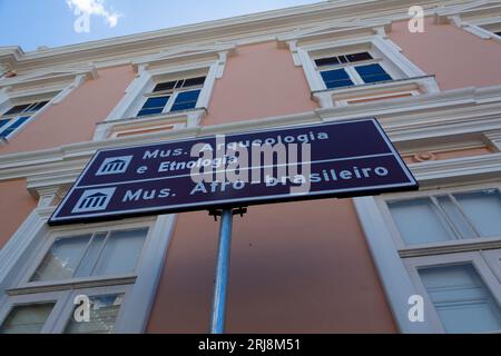 Salvador, Bahia, Brésil - 19 août 2023 : panneau indiquant le Musée d'archéologie et d'ethnologie afro-brésilienne à Pelourinho, Centre historique de la Banque D'Images