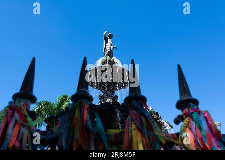 Salvador, Bahia, Brésil - 19 août 2023 : Fontaine d'eau courante sur la place Terreiro de Jesus, Pelourinho. Centre historique de la ville de Salvador. BA Banque D'Images