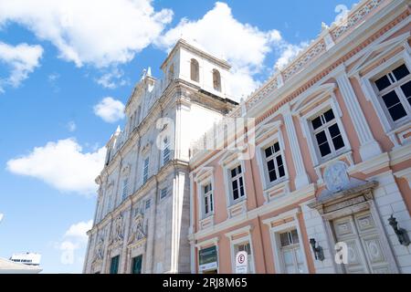 Salvador, Bahia, Brésil - 19 août 2023 : Basilique cathédrale et musée d'archéologie et d'ethnologie afro-brésilienne à Pelourinho, centre historique de Banque D'Images