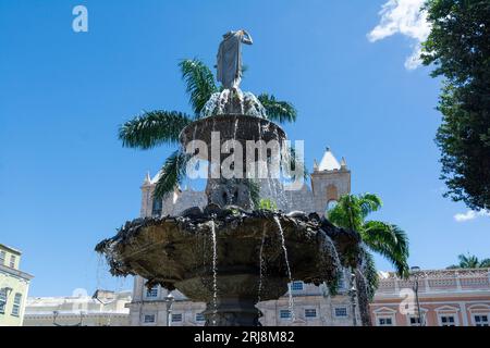 Salvador, Bahia, Brésil - 19 août 2023 : vue de la fontaine d'eau courante à Largo Terreiro de Jesus, dans le Pelourinho, sur un ciel bleu. Historique Banque D'Images