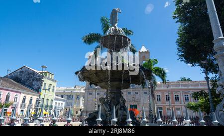 Salvador, Bahia, Brésil - 19 août 2023 : vue de la fontaine d'eau courante à Largo Terreiro de Jesus, dans le Pelourinho, sur un ciel bleu. Historique Banque D'Images