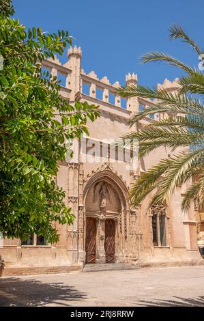 Palma de Majorque, Espagne - 28 juillet 2023 : bâtiment de guilde du 15e siècle à l'architecture gothique spectaculaire, accueillant occasionnellement des expositions d'art. Banque D'Images