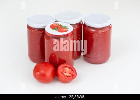 Sauce tomate maison dans les pots préparation traditionnelle pour les mois d'hiver. Banque D'Images