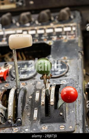 Vieil avion abandonné avec tableau de bord endommagé et rouillé Banque D'Images