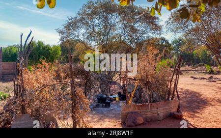 cuisine sud-africaine en plein air, un pot à trois pattes cuisson lente porridge de sorgho pour le petit déjeuner Banque D'Images