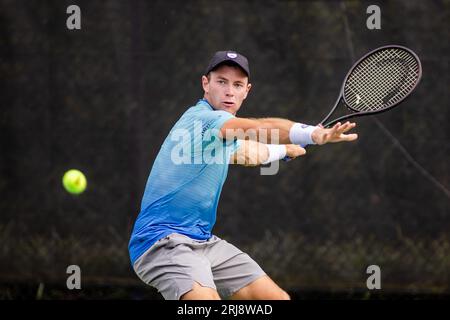 Wnston-Salem, Caroline du Nord, États-Unis. 21 août 2023 : Dominik Koepfer retourne le ballon lors du premier tour de l'Open de Winston-Salem 2023 au Wake Forest tennis Complex à Wnston-Salem, Caroline du Nord. (Scott Kinser) crédit : CAL Sport Media/Alamy Live News Banque D'Images