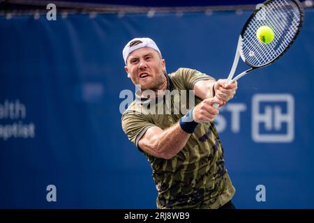 Wnston-Salem, Caroline du Nord, États-Unis. 21 août 2023 : Illya Marchenko retourne le ballon lors du premier tour de l'Open de Winston-Salem 2023 au Wake Forest tennis Complex à Wnston-Salem, Caroline du Nord. (Scott Kinser) crédit : CAL Sport Media/Alamy Live News Banque D'Images