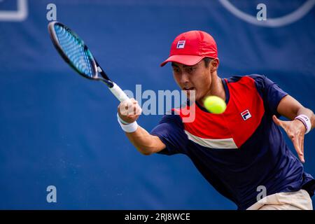 Wnston-Salem, Caroline du Nord, États-Unis. 21 août 2023 : le joueur de tennis de Winky Hijikata retourne le ballon lors du premier tour de l'Open de Winston-Salem 2023 au Wake Forest tennis Complex à Wnston-Salem, Caroline du Nord. (Scott Kinser) crédit : CAL Sport Media/Alamy Live News Banque D'Images