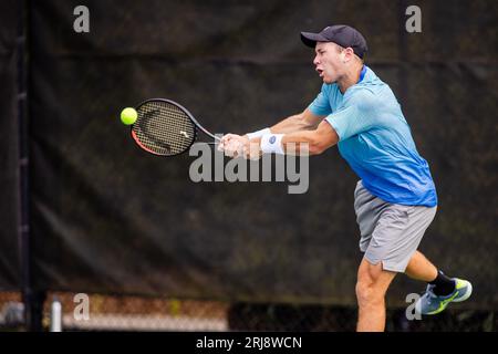 Wnston-Salem, Caroline du Nord, États-Unis. 21 août 2023 : Dominik Koepfer retourne le ballon lors du premier tour de l'Open de Winston-Salem 2023 au Wake Forest tennis Complex à Wnston-Salem, Caroline du Nord. (Scott Kinser) crédit : CAL Sport Media/Alamy Live News Banque D'Images