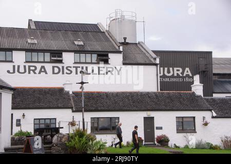 La célèbre distillerie de Whisky Jura à Craighouse sur l'île du Jura en Écosse Banque D'Images