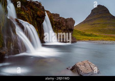 Chutes de Kirkjufellsfoss en Islande Banque D'Images