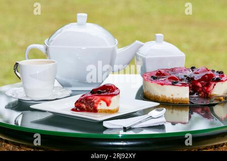 Tasty Cheesecake - On sert une tranche de gâteau aux baies d'été maison avec du café. Banque D'Images