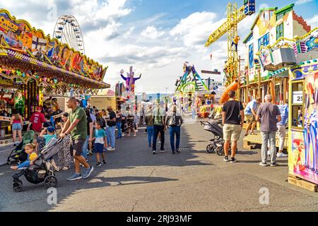 WIESBADEN, HESSE, ALLEMAGNE - 07-03-2023- les gens marchent dans le centre avec des manèges de parc d'attractions au Festival de l'amitié germano-américain à Wiesbaden. Banque D'Images