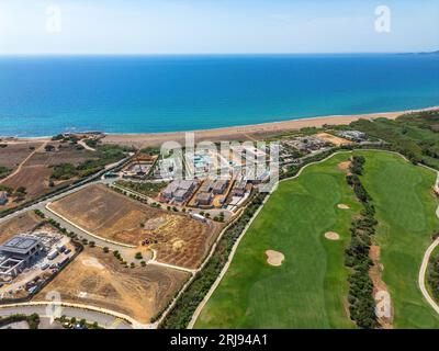 Photo aérienne au-dessus de la célèbre plage exotique de sable turquoise profond et bleu de Navarino en Messénie, Péloponnèse, en Grèce Banque D'Images