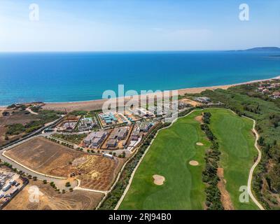 Photo aérienne au-dessus de la célèbre plage exotique de sable turquoise profond et bleu de Navarino en Messénie, Péloponnèse, en Grèce Banque D'Images