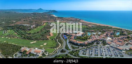 Photo aérienne au-dessus de la célèbre plage exotique de sable turquoise profond et bleu de Navarino en Messénie, Péloponnèse, en Grèce Banque D'Images