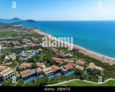 Photo aérienne au-dessus de la célèbre plage exotique de sable turquoise profond et bleu de Navarino en Messénie, Péloponnèse, en Grèce Banque D'Images