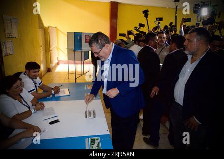 Guatemala City, Guatemala. 20 août 2023. Le candidat à la présidence Bernardo Arevalo jette son bulletin de vote dans un bureau de vote à Guatemala City, Guatemala, le 20 août 2023. Bernardo Arevalo a remporté l'élection présidentielle guatémaltèque, selon un décompte du Tribunal électoral suprême dimanche soir. Avec 95 pour cent des bulletins comptés, Arevalo a obtenu 59 pour cent des voix, avec sa rivale Sandra Torres derrière avec 36 pour cent. Crédit : David de la Paz/Xinhua/Alamy Live News Banque D'Images