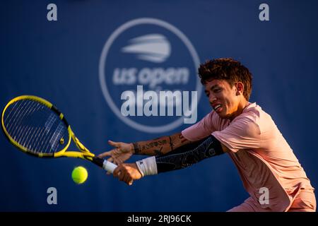 Wnston-Salem, Caroline du Nord, États-Unis. 21 août 2023 : Omni Kumar retourne le ballon lors du premier tour de l'Open de Winston-Salem 2023 au Wake Forest tennis Complex à Wnston-Salem, NC. (Scott Kinser) crédit : CAL Sport Media/Alamy Live News Banque D'Images