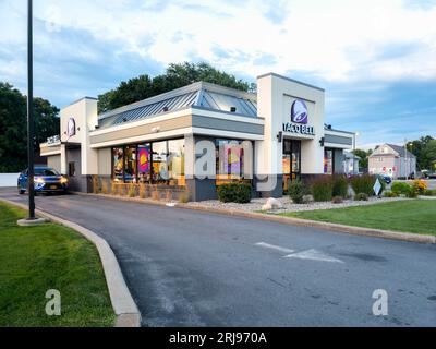 Yorkville, New York - 17 août 2023 : vue en soirée du Taco Bell Drive-Thru Restaurant Building. Taco Bell, un restaurant fast-food proposant un Mexican-ins Banque D'Images