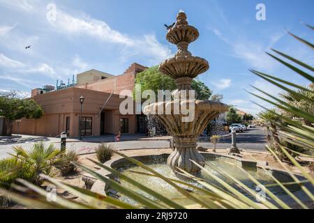 Yuma, Arizona, États-Unis - 27 mai 2022 : le soleil de l'après-midi brille sur la fontaine historique du centre-ville de Yuma. Banque D'Images