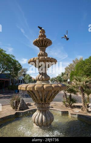 Yuma, Arizona, États-Unis - 27 mai 2022 : le soleil de l'après-midi brille sur la fontaine historique du centre-ville de Yuma. Banque D'Images