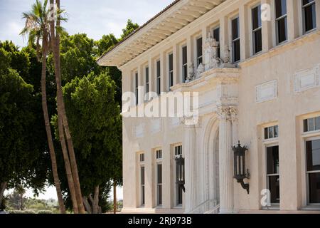 Yuma, Arizona, États-Unis - 27 mai 2022 : le soleil de l'après-midi brille sur les bâtiments du centre-ville historique de Yuma. Banque D'Images