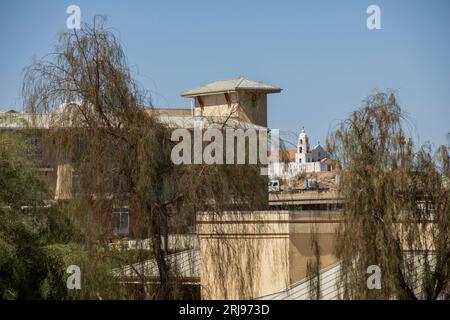 Yuma, Arizona, États-Unis - 27 mai 2022 : le soleil de l'après-midi brille sur les bâtiments du centre-ville historique de Yuma. Banque D'Images