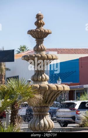 Yuma, Arizona, États-Unis - 27 mai 2022 : le soleil de l'après-midi brille sur la fontaine historique du centre-ville de Yuma. Banque D'Images