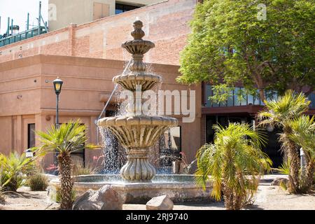 Yuma, Arizona, États-Unis - 27 mai 2022 : le soleil de l'après-midi brille sur la fontaine historique du centre-ville de Yuma. Banque D'Images