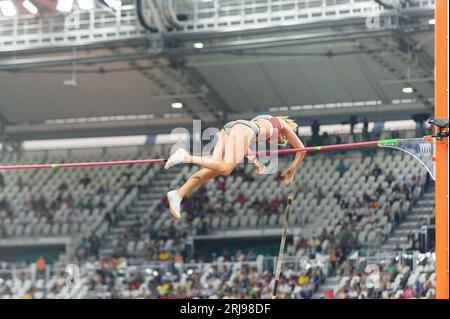 Budapest, Hongrie. 21 août 2023. Alysha Newman (Canada) lors de la qualification du saut à la perche lors des championnats du monde d'athlétisme 2023 au Centre national d'athlétisme, à Budapest, Hongrie. (Sven Beyrich/SPP) crédit : SPP Sport Press photo. /Alamy Live News Banque D'Images