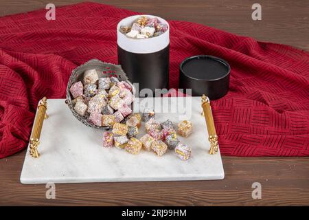Délice turc avec pistache et sucre en poudre, soigneusement emballés. Assortiment de délices turcs dans une boîte cadeau. Banque D'Images